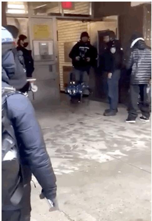 波士顿动力机器狗化身警犬入宅执法,网友:不想生活在《黑镜》里