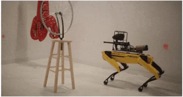 波士顿动力机器狗化身警犬入宅执法,网友:不想生活在《黑镜》里