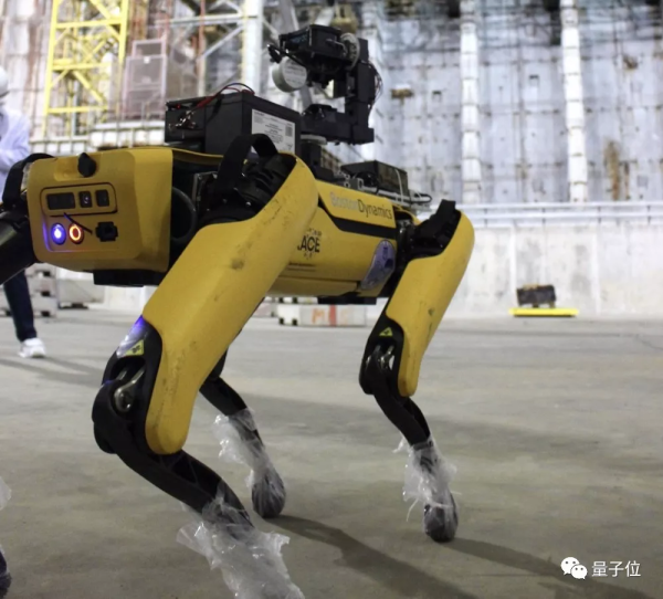 波士顿动力机器狗化身警犬入宅执法,网友:不想生活在《黑镜》里