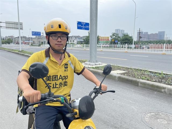 623分外卖小哥查分后淡定送外卖 美团外卖:将设立“骑手发展激励奖”