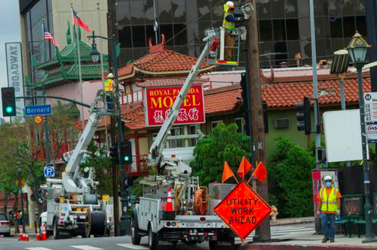 图：去年，AT&T员工在洛杉矶唐人街附近为移动基站铺设光纤线路