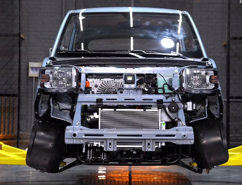 五菱宏光MINI EV全车大拆解 后防撞梁让长安狂喜