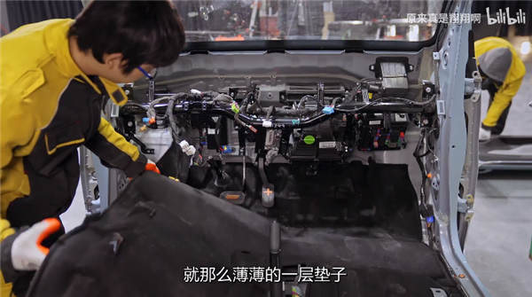 五菱宏光MINI EV全车大拆解 后防撞梁让长安狂喜