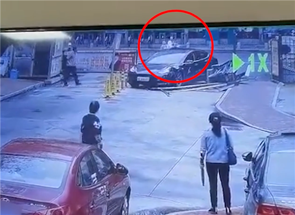 特斯拉倒车撞电动车致4伤 官方回应：无制动故障