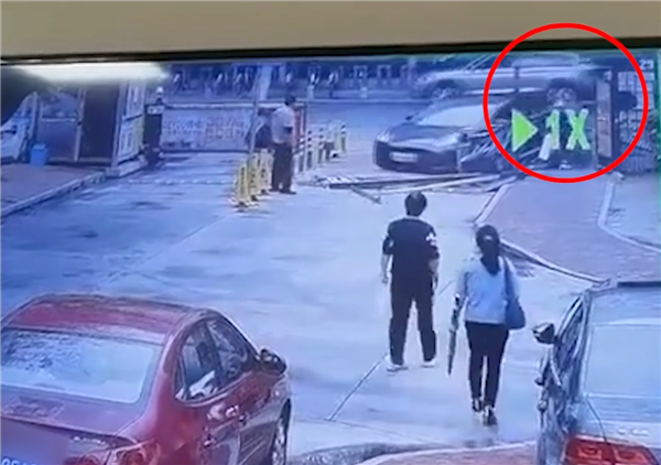 特斯拉倒车撞电动车致4伤 官方回应：无制动故障