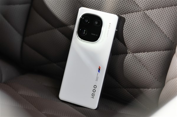 iQOO 12系列将首发电竞芯片Q1：率先实现游戏内超分插帧并发